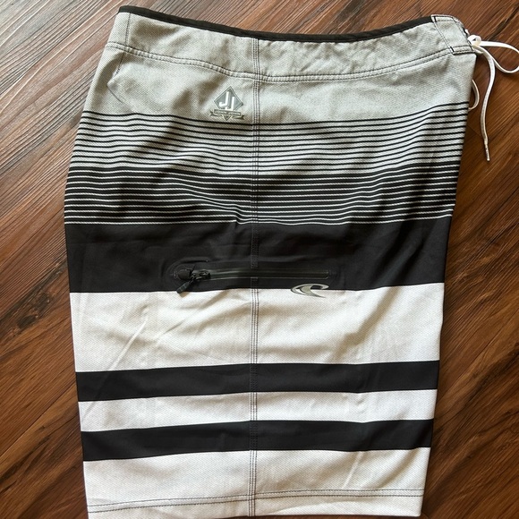 O’Neill Men’s Striped Board shorts /trunks - Picture 4 of 9